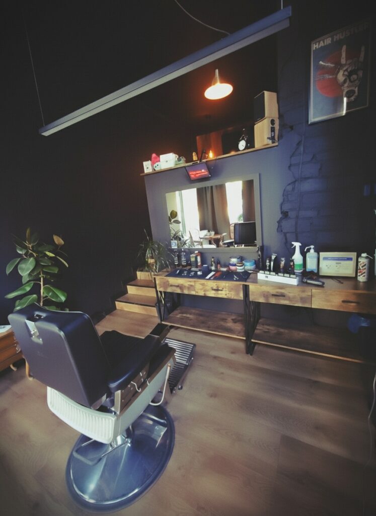Wnętrze salonu Grota Barber w Tychach – stanowiska i narzędzia barberskie
